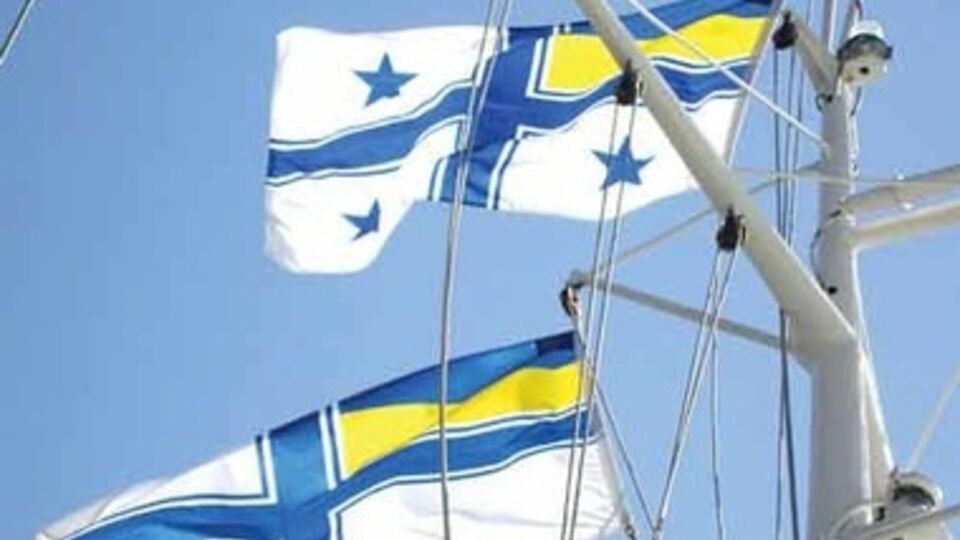 Украинские моряки, заблокированные в бухте озера Донузлав, не спускают флаги ВМС Украины