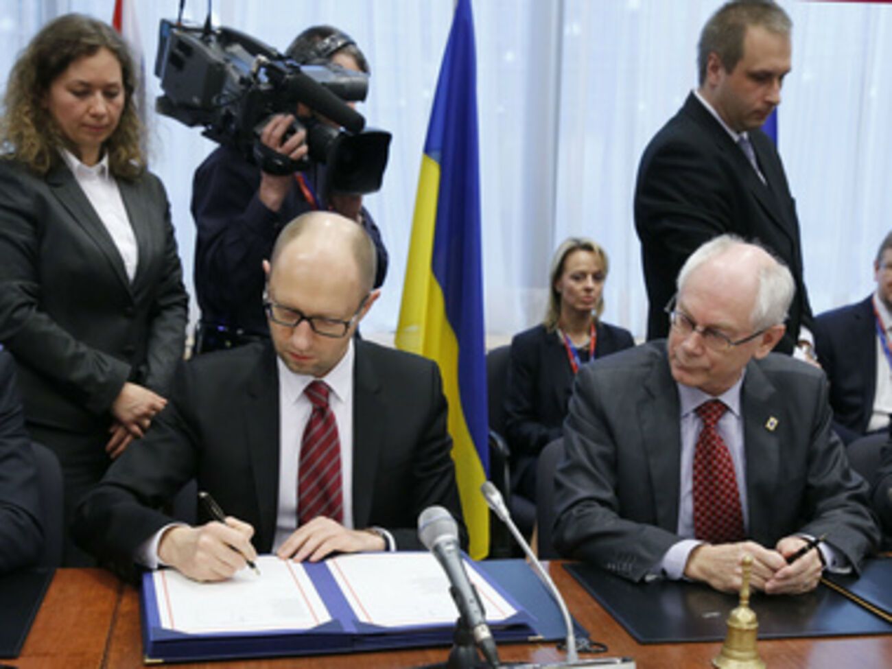 Премьер Украины Арсений Яценюк и&nbsp; президент Совета Европейского Союза Герман ван Ромпей