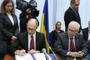 Премьер Украины Арсений Яценюк и президент Совета Европейского Союза Герман ван Ромпей