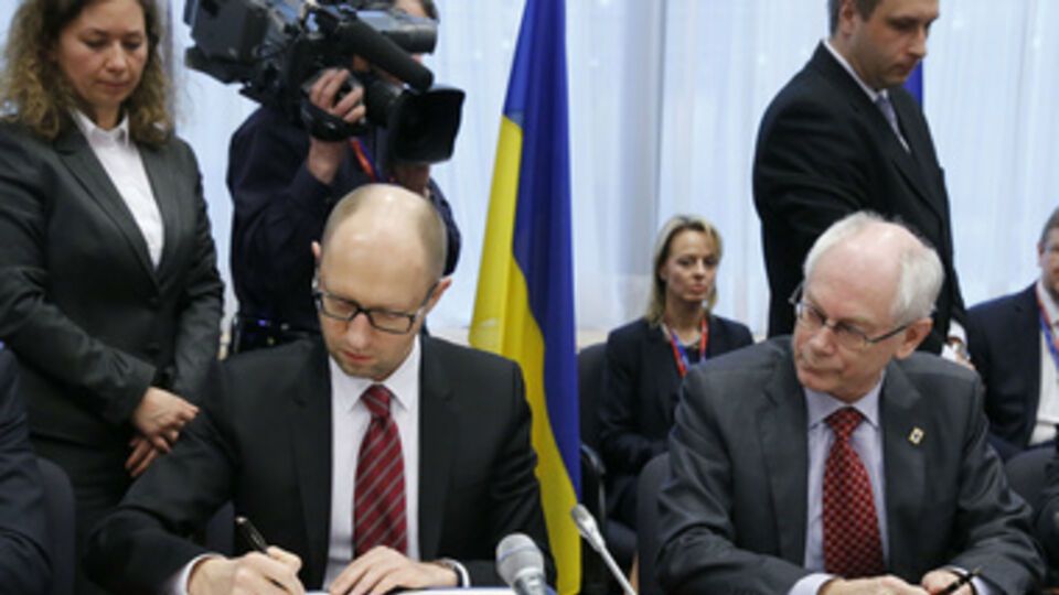 Премьер Украины Арсений Яценюк и президент Совета Европейского Союза Герман ван Ромпей