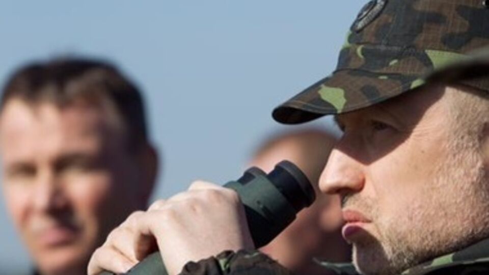 Александр Турчинов предлагает присвоить украинским военным в Крыму статус участников боевых действий