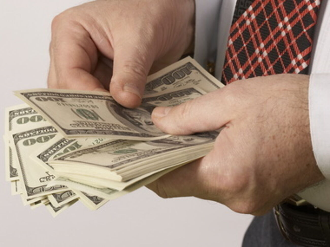 Крупные суммы денег милиционеры конфисковали у двух чиновников