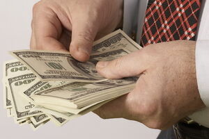 Крупные суммы денег милиционеры конфисковали у двух чиновников