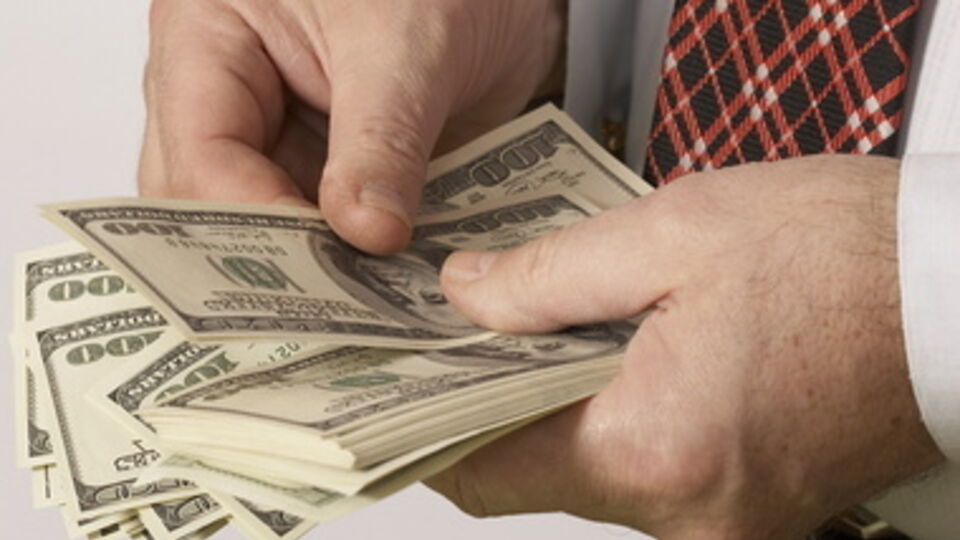 Крупные суммы денег милиционеры конфисковали у двух чиновников