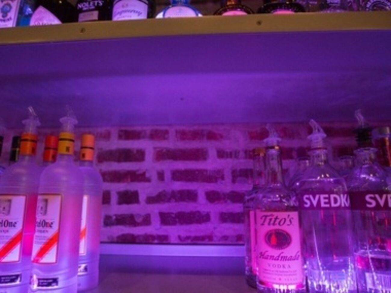 Канадские провинции Саскачеван и Манитоба предлагают запретить продажу русской водки в магазинах и барах