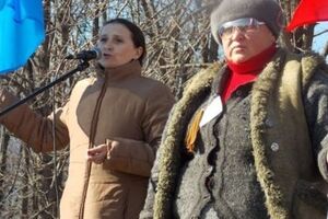 Сепаратисты скандируют "Россия!" и "Референдум!"