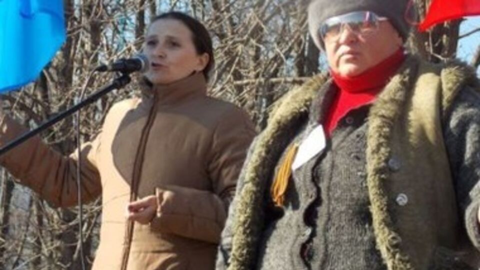 Сепаратисты скандируют "Россия!" и "Референдум!"