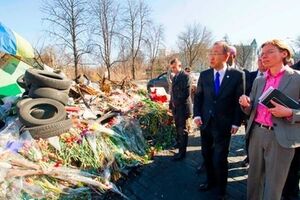 Пан Ги Мун почтил память всех жертв недавней вспышки насилия в Киеве на импровизированном мемориале