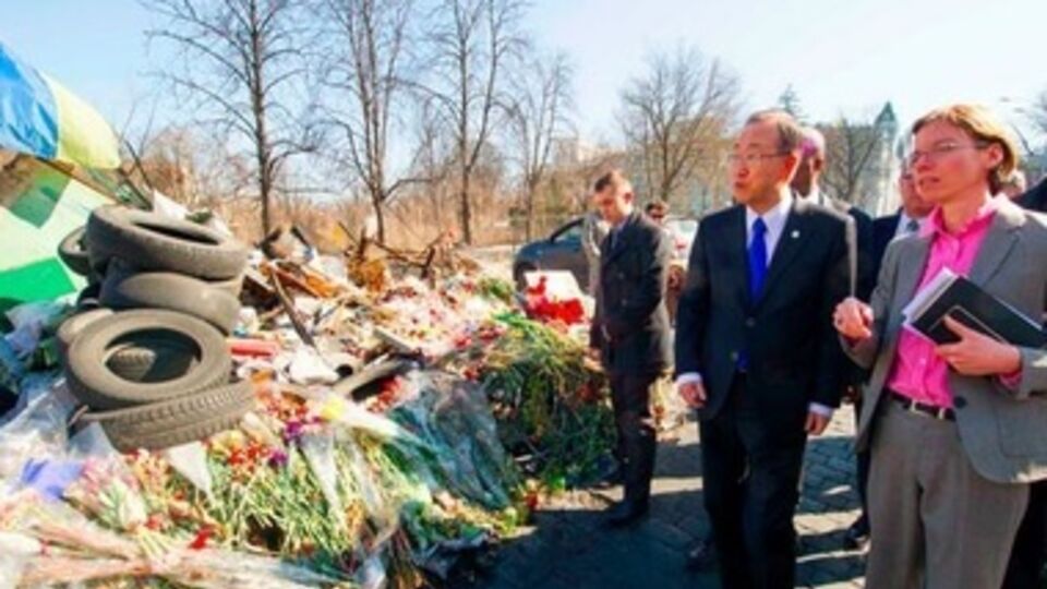 Пан Ги Мун почтил память всех жертв недавней вспышки насилия в Киеве на импровизированном мемориале