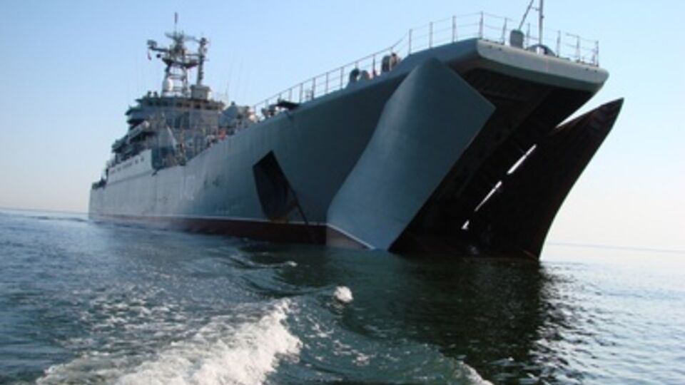 Экипаж десантного корабля "Константин Ольшанский" сдаваться не намерен