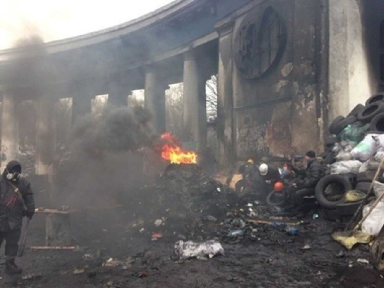 Арка стадиона им. Лобановского во время столкновений на улице Грушевского в Киеве&nbsp;&nbsp;