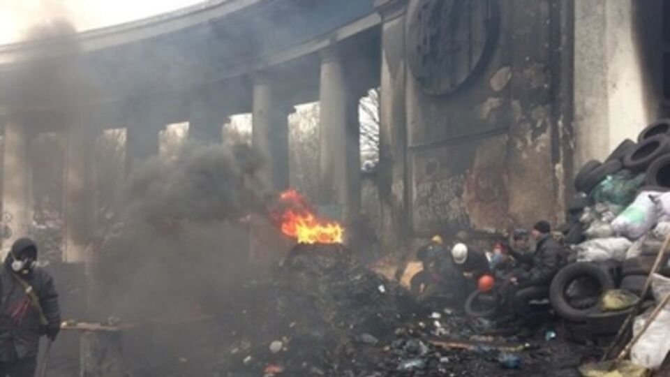 Арка стадиона им. Лобановского во время столкновений на улице Грушевского в Киеве