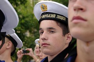 Лицеисты отказываются спускать украинский флаг