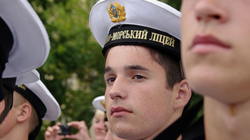 Лицеисты отказываются спускать украинский флаг