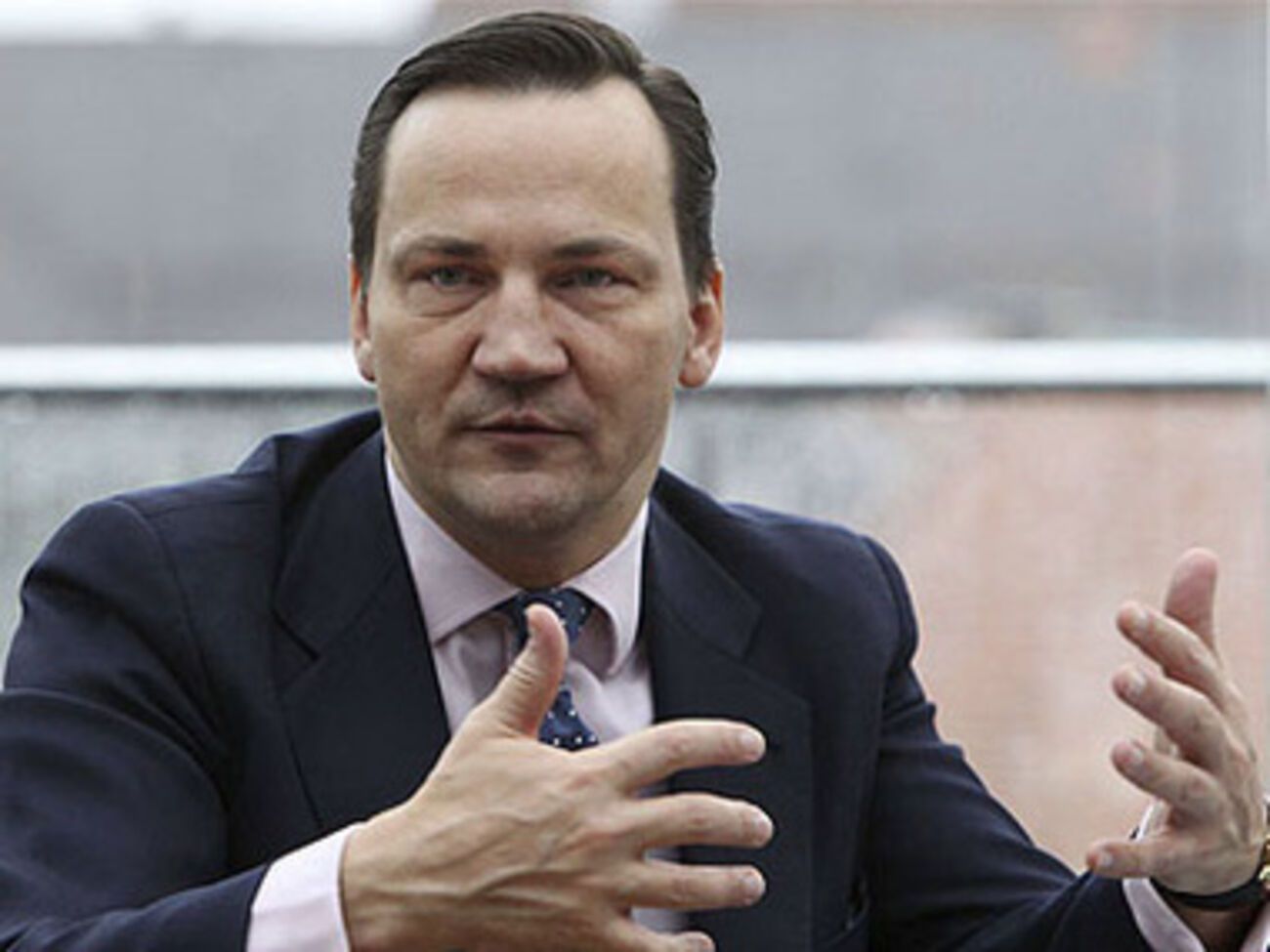 Радослав Сикорский говорит, что Запад не хотел вводить санкции против России, но был вынужден пойти на это из-за Крыма