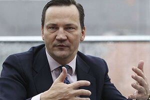Радослав Сикорский говорит, что Запад не хотел вводить санкции против России, но был вынужден пойти на это из-за Крыма