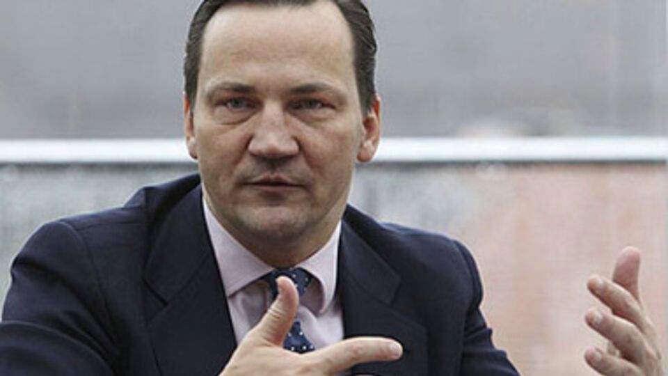 Радослав Сикорский говорит, что Запад не хотел вводить санкции против России, но был вынужден пойти на это из-за Крыма