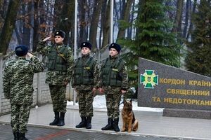 Украински пограничники на пропускном пункте в Донецкой области задержали российских военных