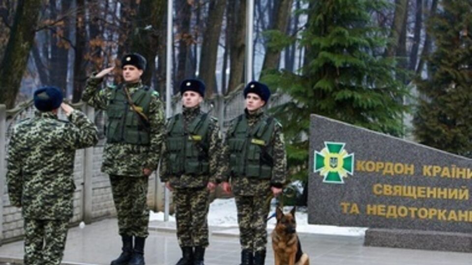 Украински пограничники на пропускном пункте в Донецкой области задержали российских военных