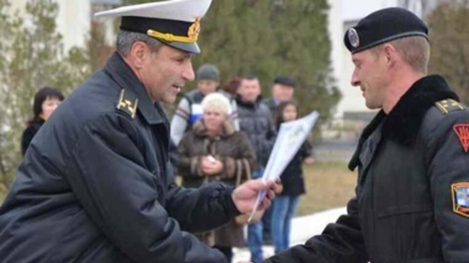 В минувшие мирные дни: начальник Центра береговой обороны Игорь Воронченко (слева) еще в звании полковника