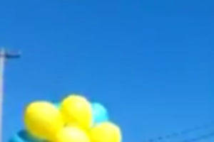 Военные из батальона морской пехоты поднимают в Крыму государственный флаг