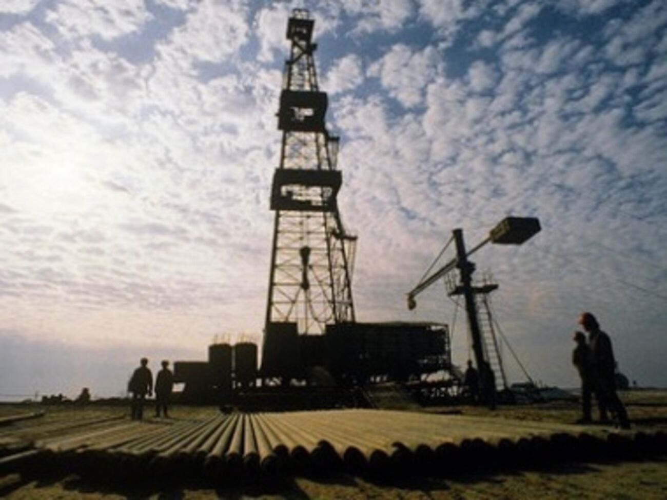 Россияне под прикрытием высадившегося ранее десанта разбирают уже вторую буровую вышку на Херсонщине