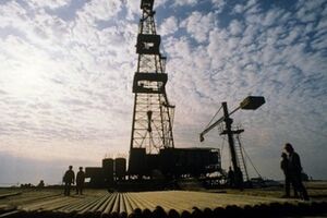 Россияне под прикрытием высадившегося ранее десанта разбирают уже вторую буровую вышку на Херсонщине