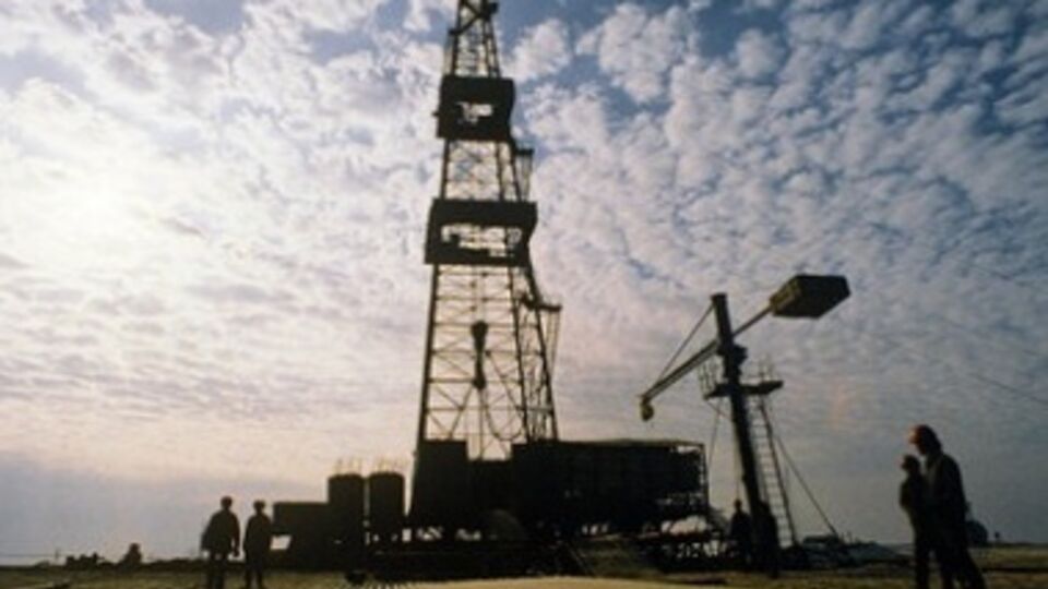 Россияне под прикрытием высадившегося ранее десанта разбирают уже вторую буровую вышку на Херсонщине