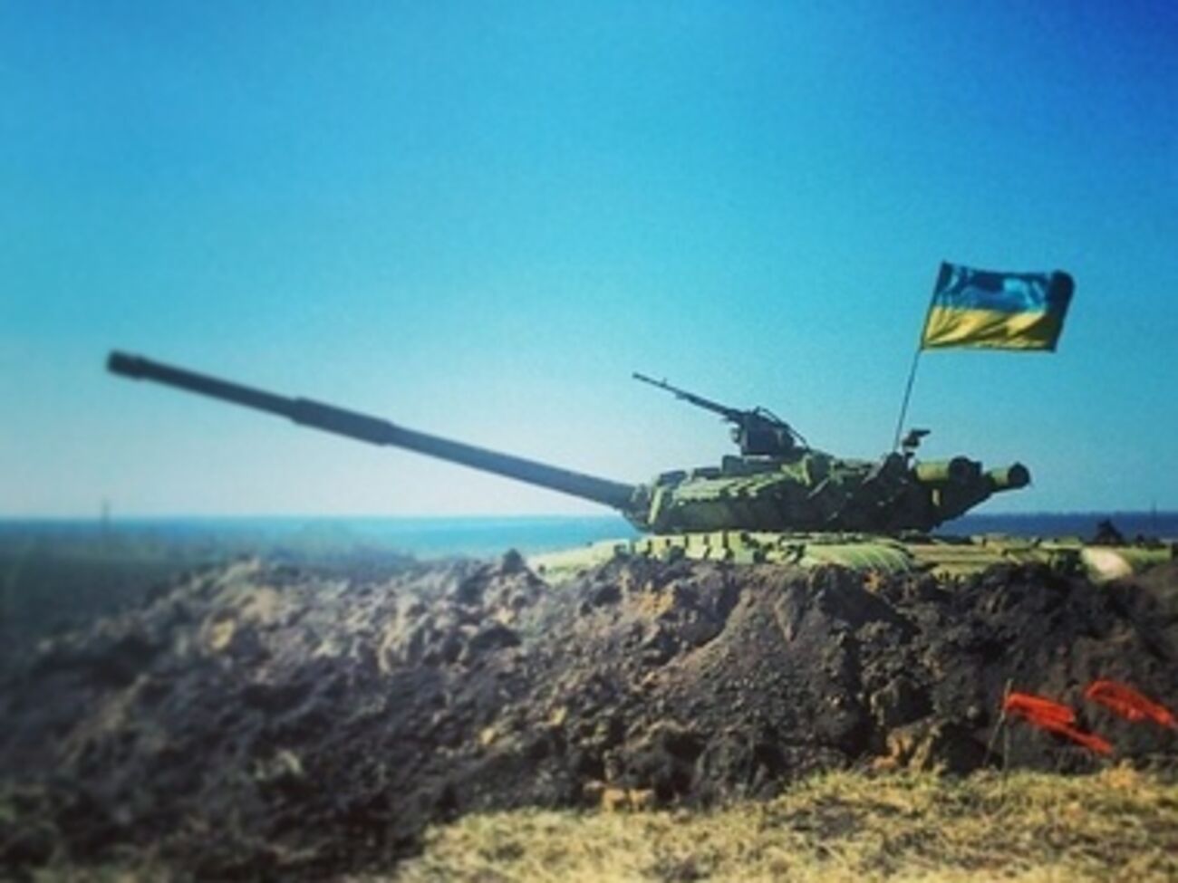 Российские военные продолжают штурмовать украинские части в Крыму