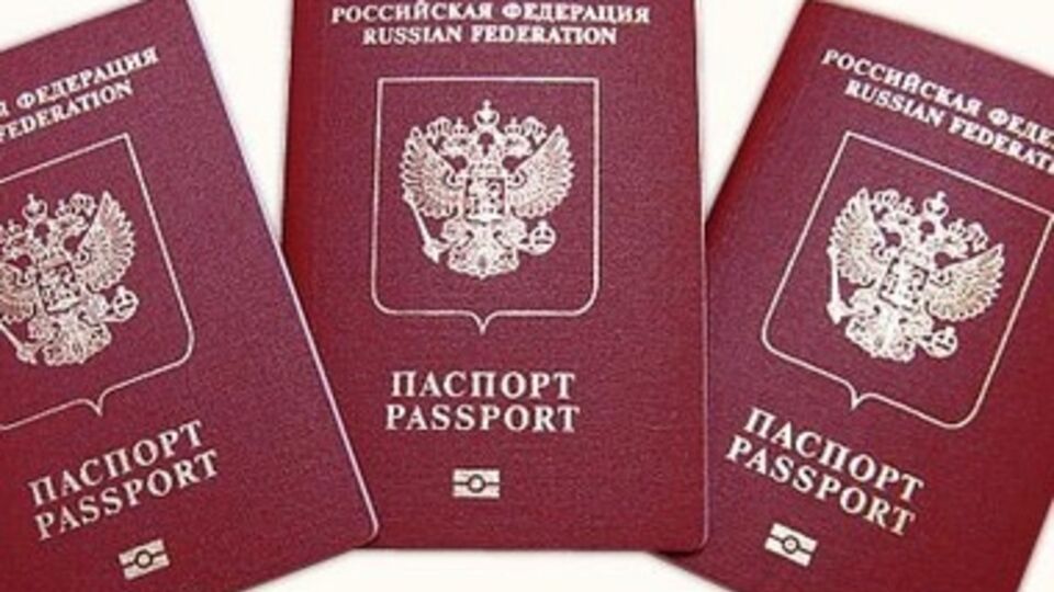 Из более чем 2 миллионов жителей Крыма получить российское гражданство пока захотели 20 тысяч