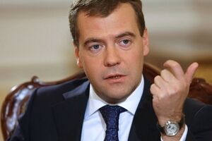 Медведев обещает налоговые каникулы для предприятий Крыма и возможность беспрепятственного движения товаров через новую границу