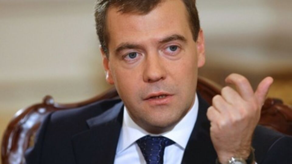 Медведев обещает налоговые каникулы для предприятий Крыма и возможность беспрепятственного движения товаров через новую границу