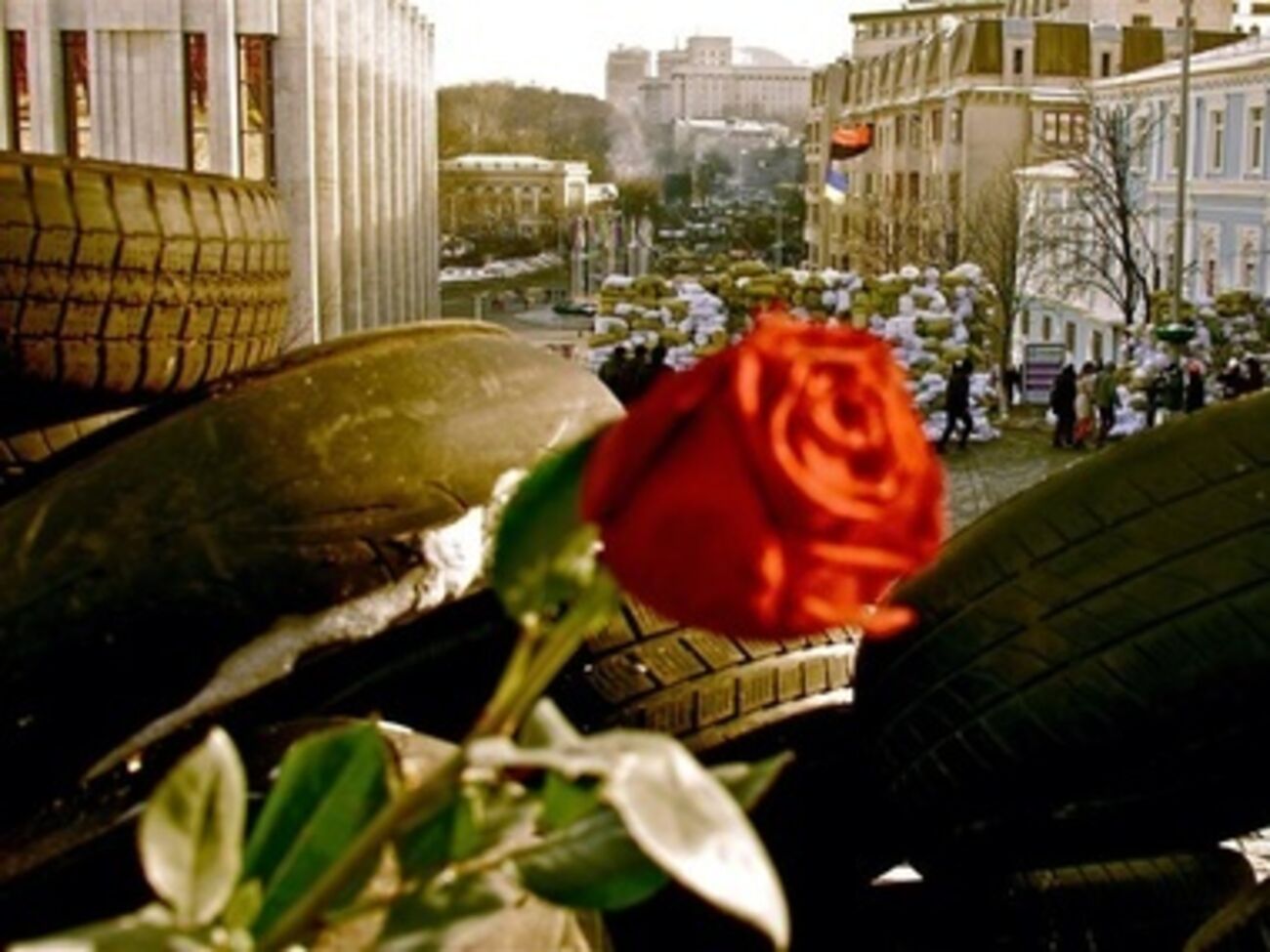 Люди продолжают нести цветы на Майдан в память о погибших