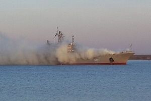 Во время штурма слышны разрывы светошумовых гранат и стрельба из автоматов