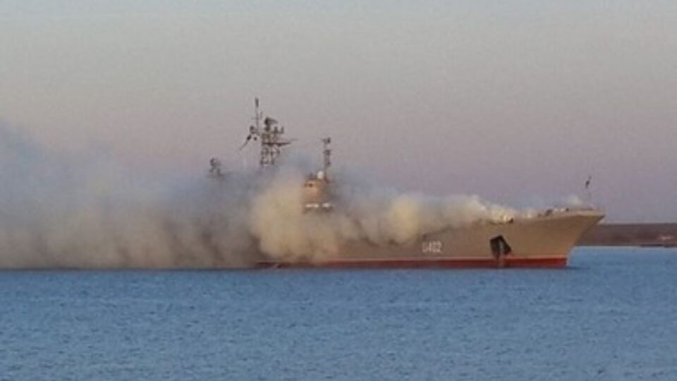 Во время штурма слышны разрывы светошумовых гранат и стрельба из автоматов