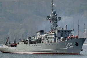 Тральщик "Черкассы" продолжает маневры
