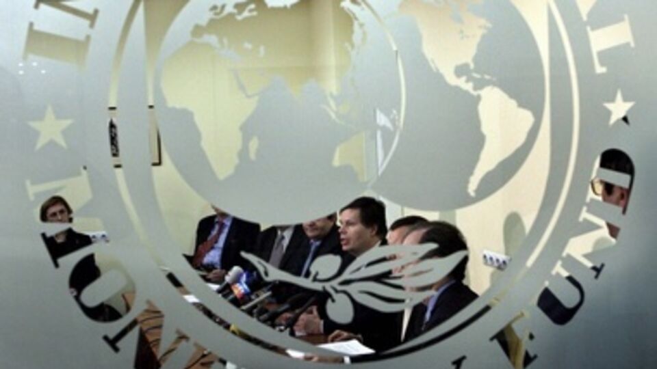 МВФ предоставляет кратко и долгосрочные кредиты странам с дефицитом платежного баланса