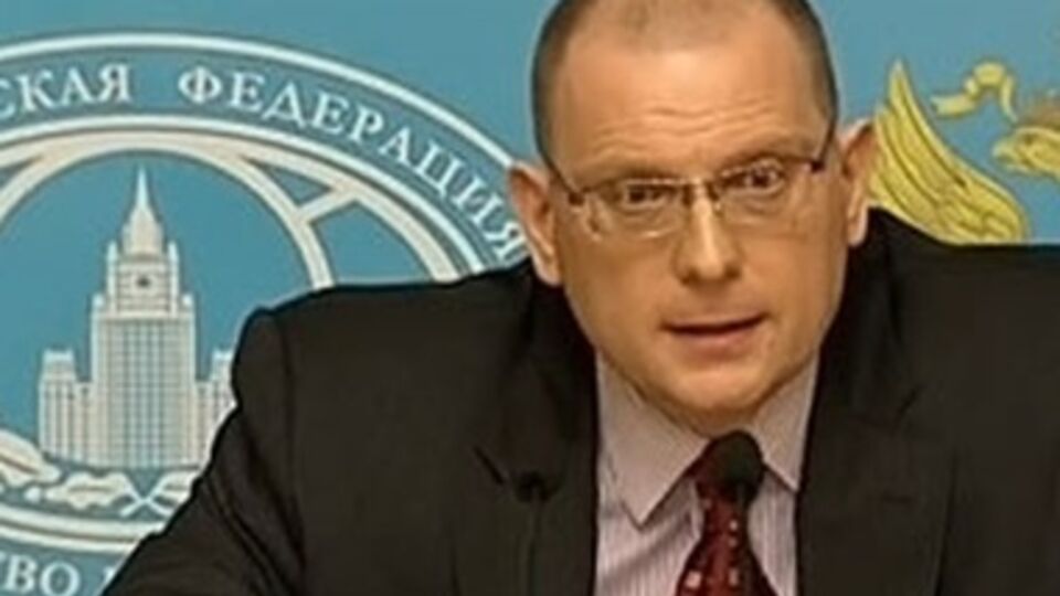 По мнению Константина Долгова, украинские власти пытаются "отсечь людей, в т.ч. миллионы русскоязычных, от правдивой информации о бесчинствах ультранационалистов и неофашистов"