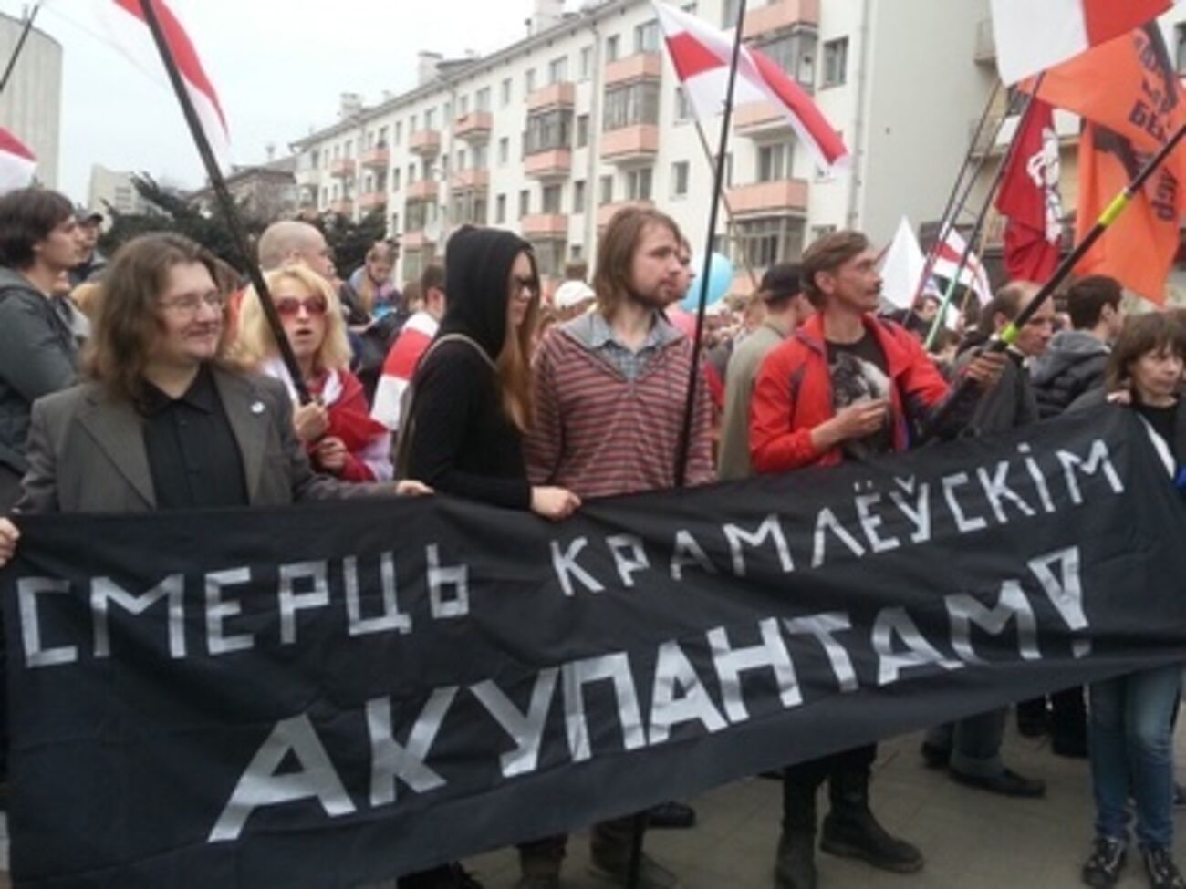 Максиму Винярскому (в центре) присудили 15 суток