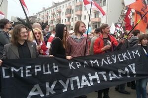 Максиму Винярскому (в центре) присудили 15 суток