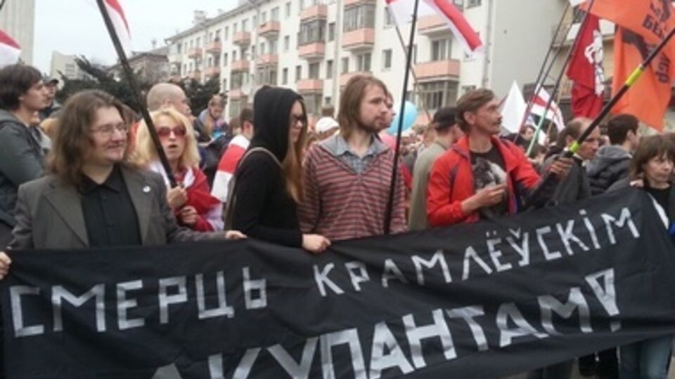 Максиму Винярскому (в центре) присудили 15 суток