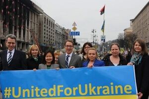 Посол США Джеффри Пайетт и другие политики на Майдане незалежности