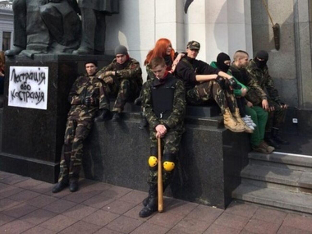 "Правый сектор" пикетировал Раду, но не добился отставки Авакова