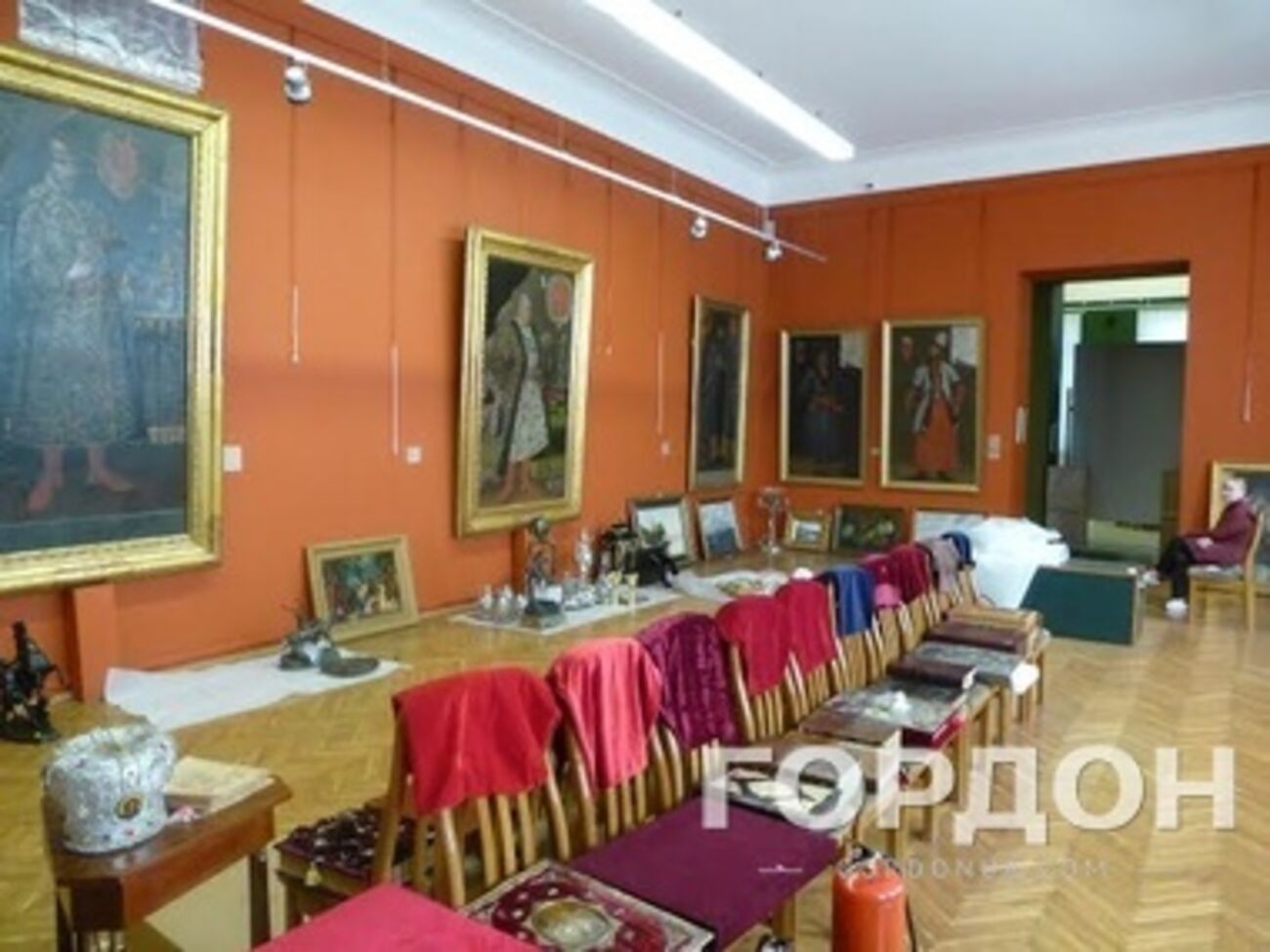 Все произведения из резиденции "Межигорье" сейчас проходят музейную экспертизу