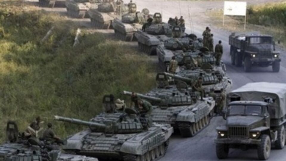 В сторону границы с Украиной движется эшелон с новейшими российскими танками Т-90