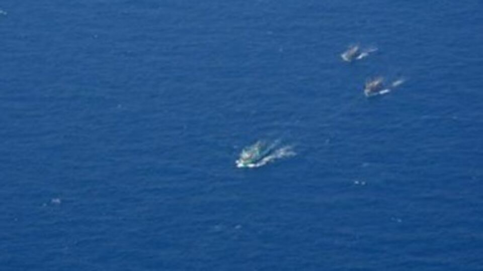 Поиски обломков пропавшего самолета продолжаются