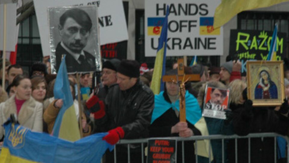 Акция протеста в Нью-Йорке "Руки прочь от Украины!"