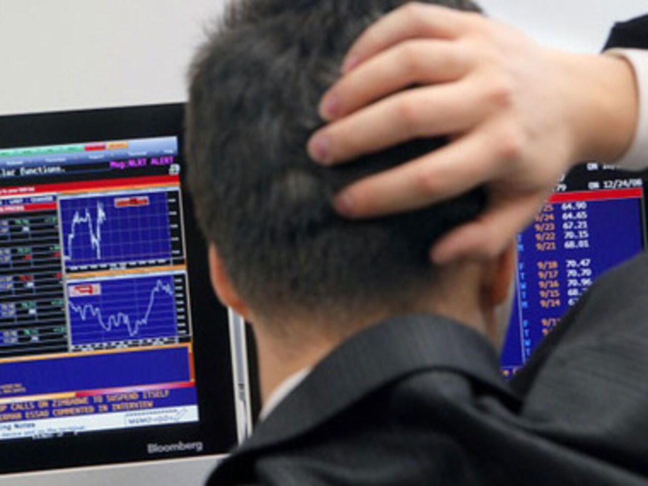 На валютной и фондовых биржах России обвал из-за событий в Украине