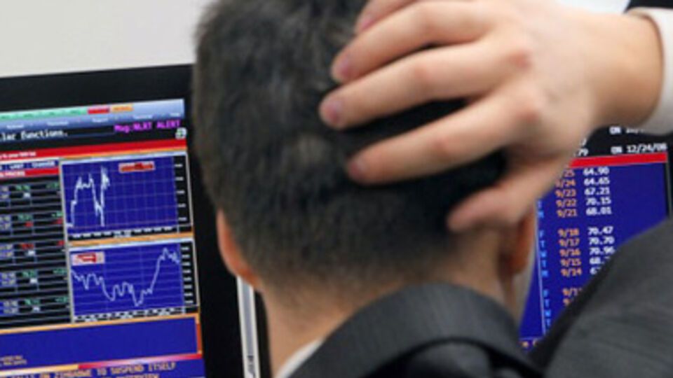 На валютной и фондовых биржах России обвал из-за событий в Украине