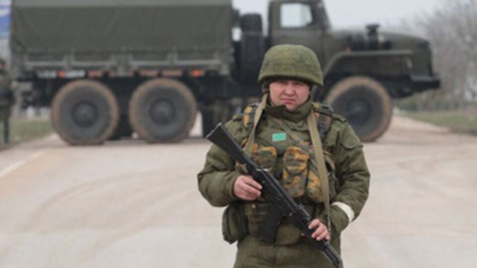 Россия уже перебросила в Крым 15 тысяч военных